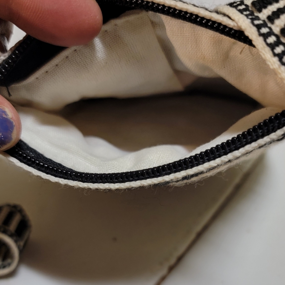 Cute Peruvian handmade purse with keychain - Picture 3 of 6